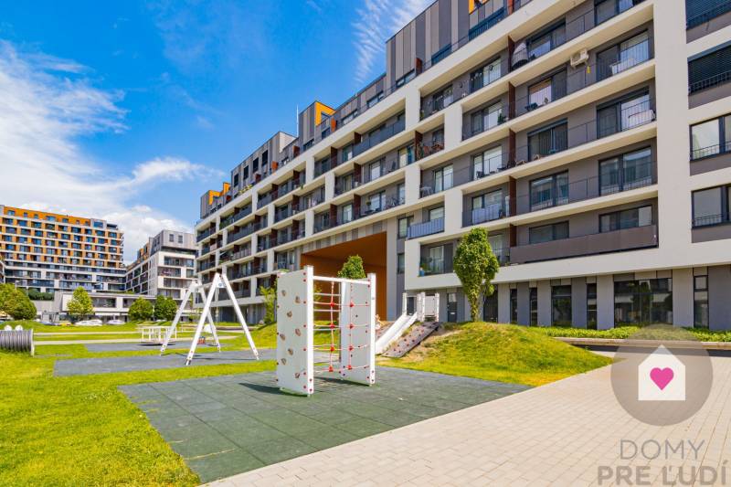 BA/PETRŽALKA-Prenájom 1i bytu s klimatizáciou a balkónom - Slnečnice - Exteriér bytového komplexu v Bratislave-Petržalke s ihriskom a zeleňou.