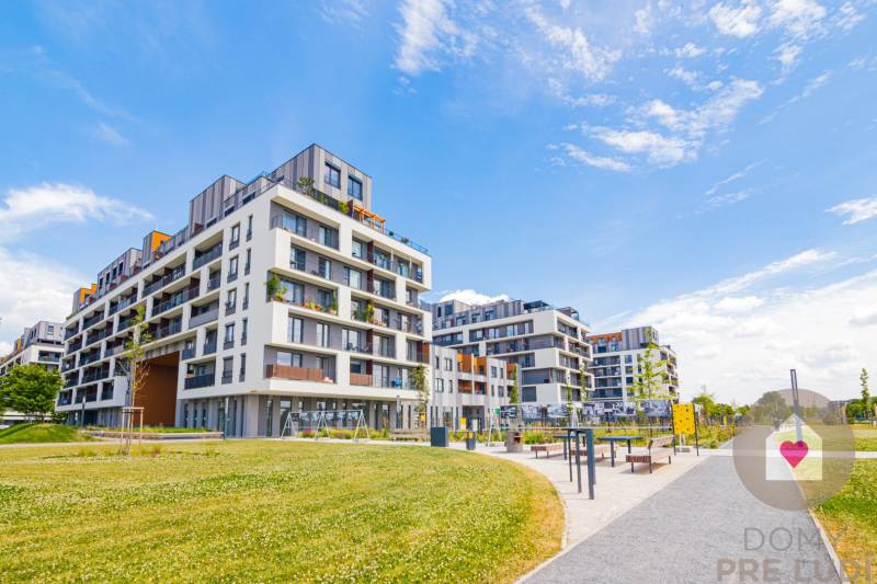 BA/PETRŽALKA-Prenájom 1i bytu s klimatizáciou a balkónom - Slnečnice - Bytový komplex v Bratislave-Petržalke s modernými bytmi a upraveným zeleným okolím.