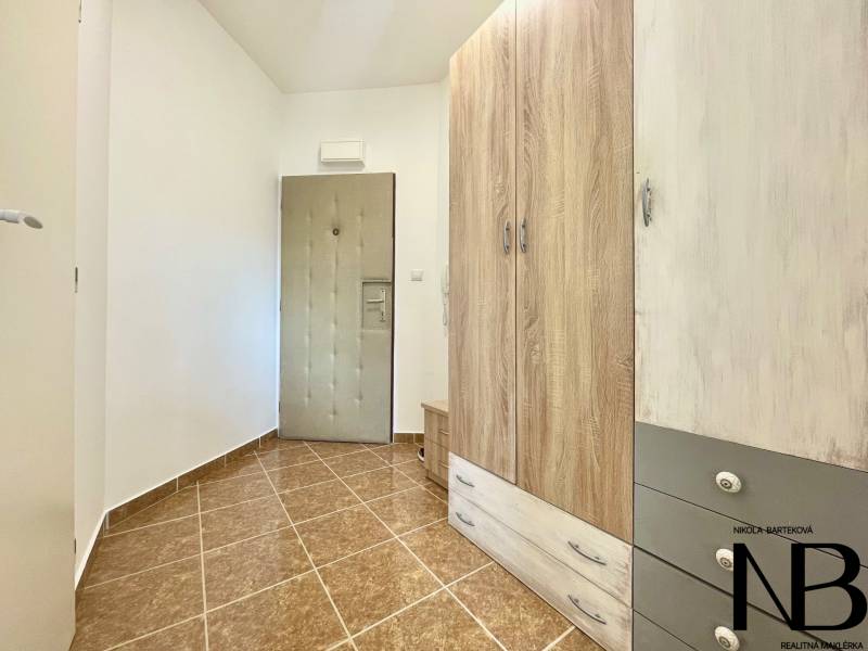 Na prenájom slnečný 2i byt s balkónom, ul. Východná, Trenčín - Vstupná chodba s dlažbou, veľkou skriňou a bezpečnostnými dverami v 2-izbovom byte na ulici Východná.