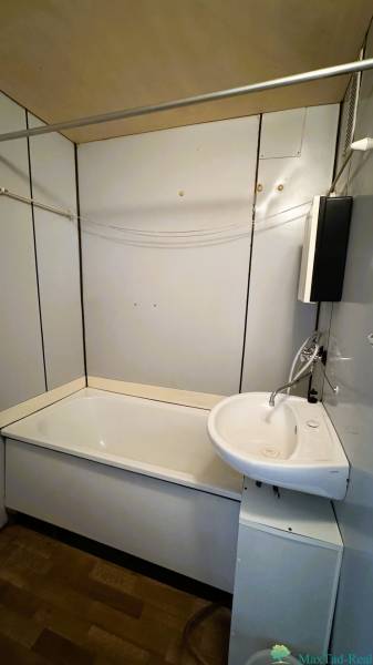 REZERVOVANÉ  3-izbový byt | Škultétyho ulica,  77,4 m², Trebišov. , - Kúpeľňa v 3-izbovom byte s vaňou, umývadlom, jednoduchými obkladmi a kúpeľňovou skrinkou.