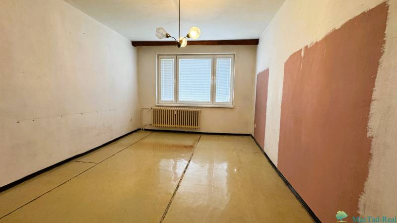 REZERVOVANÉ  3-izbový byt | Škultétyho ulica,  77,4 m², Trebišov. , - Izba v 3-izbovom byte má podlahu s efektom dreveného dekoru a radiátor.
