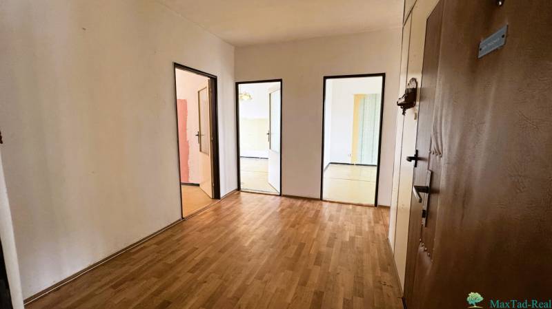 REZERVOVANÉ  3-izbový byt | Škultétyho ulica,  77,4 m², Trebišov. , - Vstupná hala v 3-izbovom byte s podlahou s dreveným dekorom a viacerými dverami.