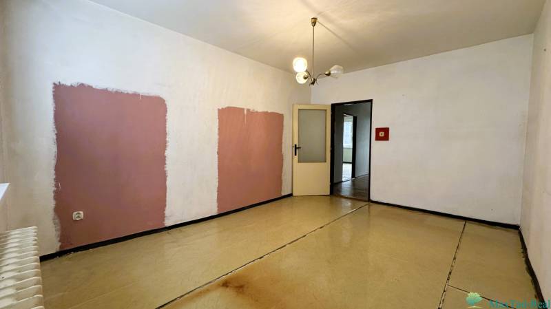 REZERVOVANÉ  3-izbový byt | Škultétyho ulica,  77,4 m², Trebišov. , - Izba s jedinečnými stenami a podlahou s dreveným dekorom v 3-izbovom byte.