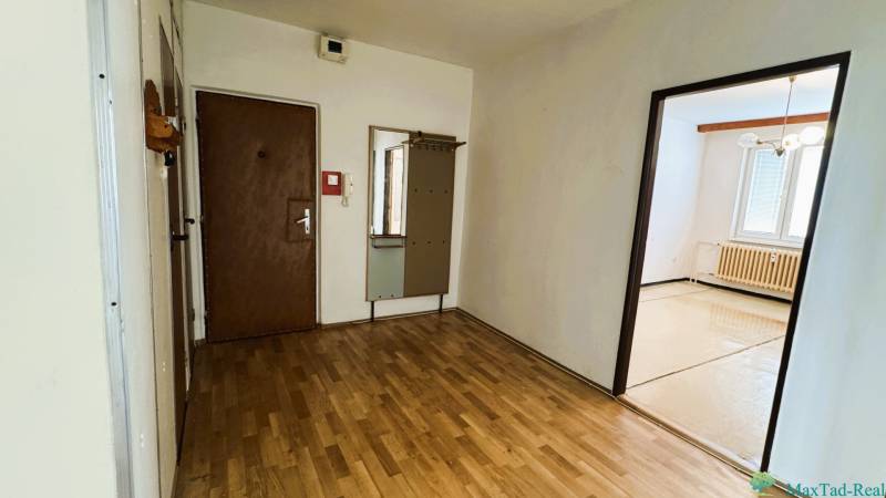 REZERVOVANÉ  3-izbový byt | Škultétyho ulica,  77,4 m², Trebišov. , - Vstupná chodba so zrkadlom a podlahou s dreveným dekorom v 3-izbovom byte.