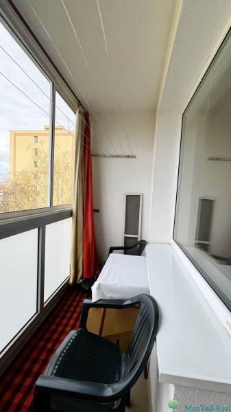 REZERVOVANÉ  3-izbový byt | Škultétyho ulica,  77,4 m², Trebišov. , - Zasklená lodžia v 3-izbovom byte so stolom a plastovou stoličkou.