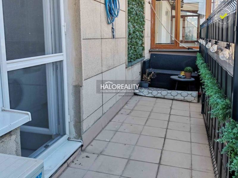 Predaj, trojizbový byt Bratislava Staré Mesto, pri R... - Balkón s dlažbou, pohodlné sedenie a zeleň pri 3-izbovom byte v BA - Staré Mesto.