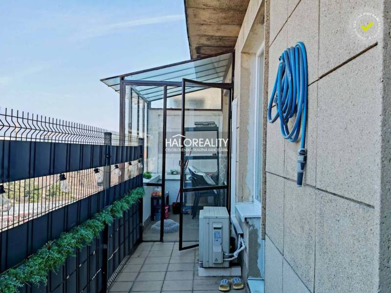 Predaj, trojizbový byt Bratislava Staré Mesto, pri R... - Balkón 3-izbového bytu so sklenným zastrešením a hadicou, BA - Staré Mesto.