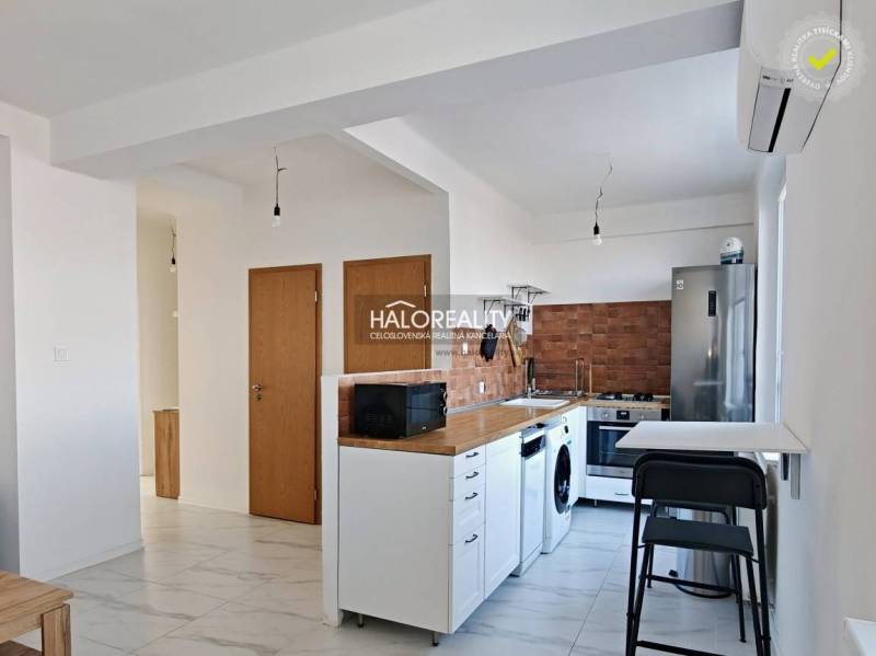 Predaj, trojizbový byt Bratislava Staré Mesto, pri R... - Kuchyňa v 3-izbovom byte s bielou linkou, spotrebičmi a dreveným dekorom.