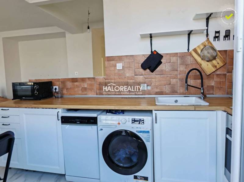 Predaj, trojizbový byt Bratislava Staré Mesto, pri R... - Kuchyňa v 3-izbovom byte s bielymi skrinkami, kachličkami a podlahou s dreveným dekorom.