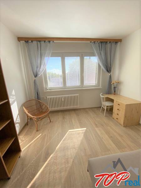 PRENÁJOM - 4 - izbový byt Košice - Západ, Obchodná ulica  - Svetlá izba v 4-izbovom byte s podlahou s dreveným dekorom a pracovným kútom.