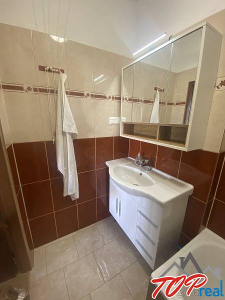 PRENÁJOM - 4 - izbový byt Košice - Západ, Obchodná ulica  - Kúpeľňa so zrkadlovou skrinkou a bielym umývadlom v 4-izbovom byte.