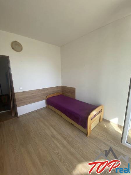 PRENÁJOM - 4 - izbový byt Košice - Západ, Obchodná ulica  - Spálňa so svetlým nábytkom, jednolôžkom a podlahou s dreveným dekorom v 4-izbovom byte.