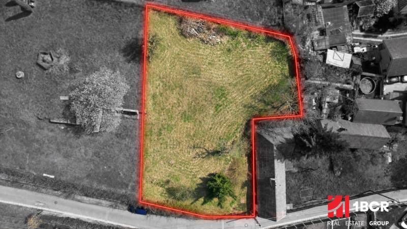 STAVEBNÝ POZEMOK S DUŠOU LEN PÁR MINÚT OD BRATISLAVY V OBCI MARIANKA - Letecká fotografia pozemku na Budovateľskej ulici v Marianke vhodného na bývanie.