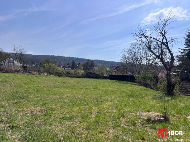 STAVEBNÝ POZEMOK S DUŠOU LEN PÁR MINÚT OD BRATISLAVY V OBCI MARIANKA - Pozemky - bývanie na Budovateľskej v Marianke, pokojná lokalita so zeleňou.