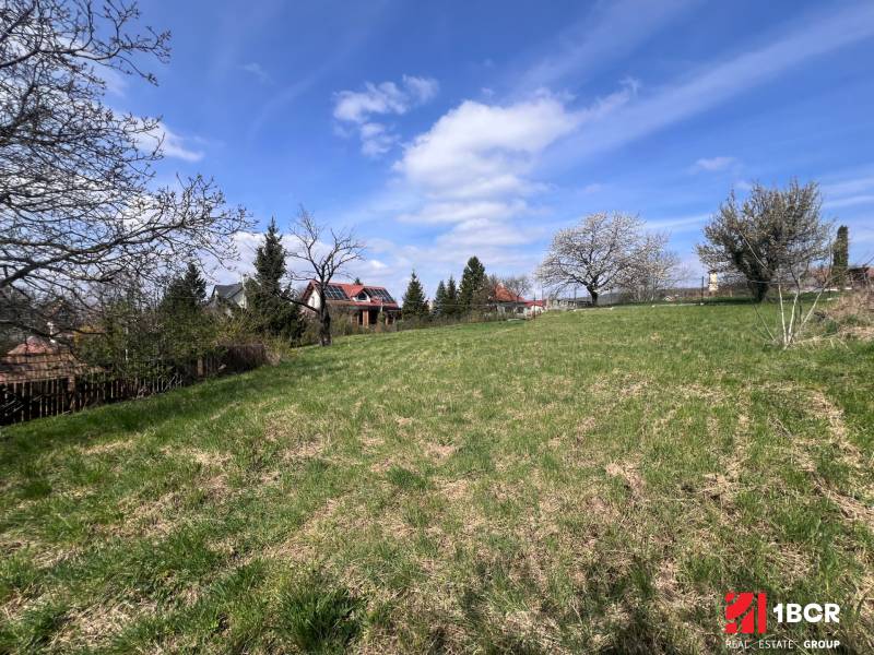 STAVEBNÝ POZEMOK S DUŠOU LEN PÁR MINÚT OD BRATISLAVY V OBCI MARIANKA - Záhrada s trávnatou plochou a ovocnými stromami v Marianke na Budovateľskej, vhodná na Pozemky - bývanie.