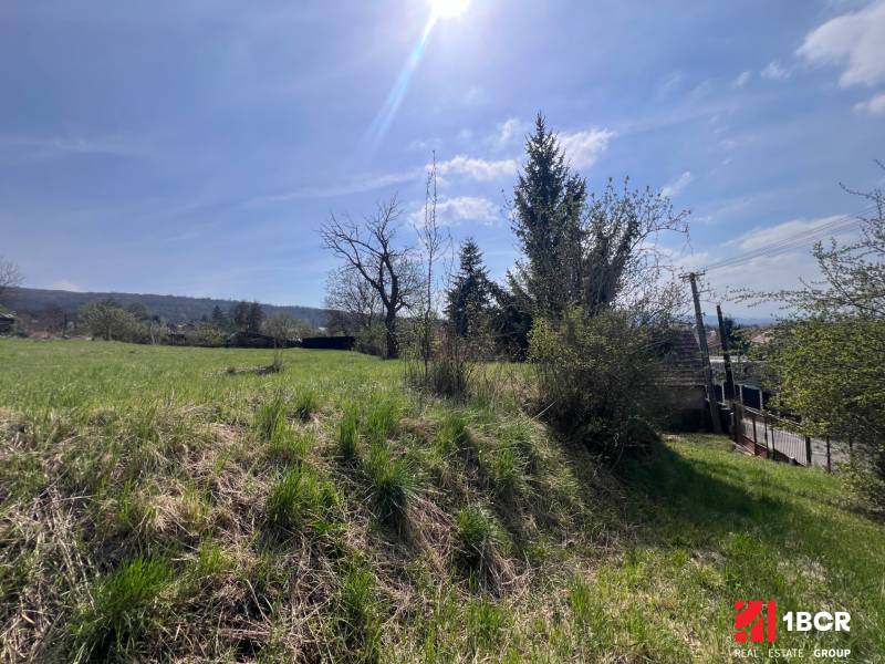 STAVEBNÝ POZEMOK S DUŠOU LEN PÁR MINÚT OD BRATISLAVY V OBCI MARIANKA - Pozemky - bývanie na Budovateľskej v Marianke, svahovitá zelená plocha s výhľadom.