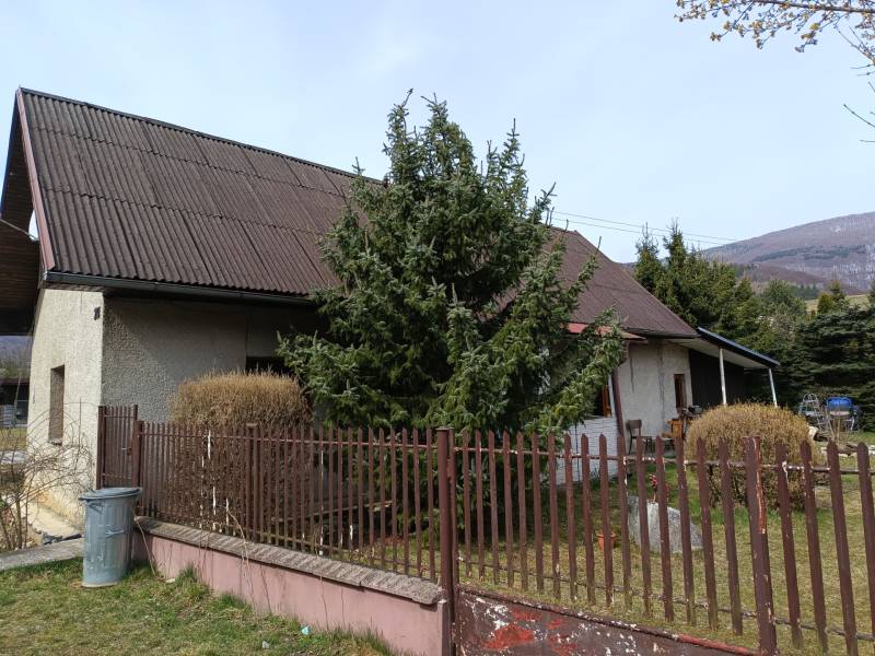 Rodinný dom s pozemkom 562 m2 VRÍCKO okr. Martin - Rodinný dom vo Vrícku s oplotenou záhradou pri ihličnatom strome.