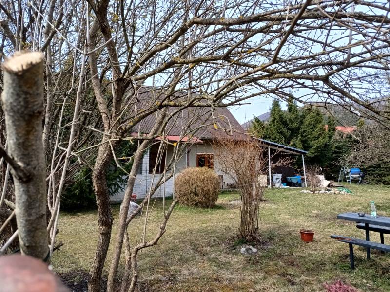 Rodinný dom s pozemkom 562 m2 VRÍCKO okr. Martin - Rodinný dom vo Vrícku, obklopený stromami a trávnikom na vidieku.