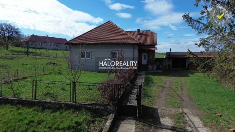 Predaj, rodinný dom Rimavské Janovce, Janošíky - EXK... - Rodinný dom v Rimavských Janovciach na pozemku so zeleným trávnikom a oplotením.