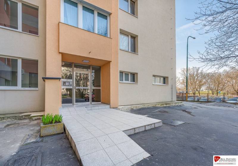 Predaj krásneho 3 iz bytu BA - Petržalka, Budatinska ul.  - Vchod do bytového domu na Rudínskej ulici 29 v Bratislave - Petržalke.