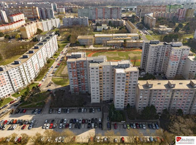 Predaj krásneho 3 iz bytu BA - Petržalka, Budatinska ul.  - Pohľad na paneláky a parkovisko v Bratislave - Petržalke na Badatínskej ulici.