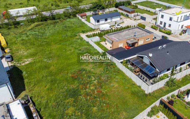 Predaj, pozemok pre rodinné domy  2213 m2 Senec,  Se... - Záber na trávnaté pozemky na bývanie v Senci, obklopené rodinnými domami.