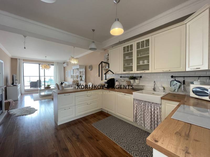 PREDAJ, 3 izb. byt v novostavbe PANORÁMA, 5 min. od AUPARKU - Interiér 3-izbového bytu na ulici Borievkova s kuchyňou, jedálňou, obývačkou a balkónom.