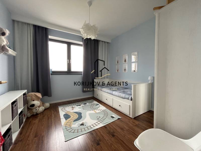 PREDAJ, 3 izb. byt v novostavbe PANORÁMA, 5 min. od AUPARKU - Detská izba, hračky a posteľ v 3-izbovom byte na ulici Borievkova.