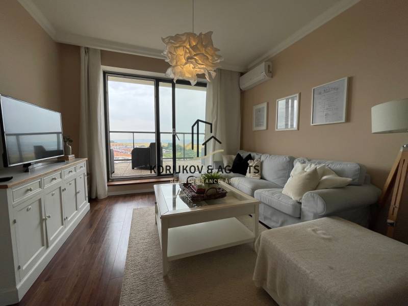 PREDAJ, 3 izb. byt v novostavbe PANORÁMA, 5 min. od AUPARKU - Obývačka s pohovkou a balkónom, televízorom, v 3-izbovom byte na ulici Borievkova.