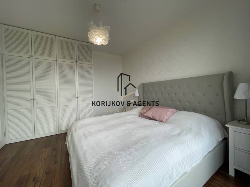 PREDAJ, 3 izb. byt v novostavbe PANORÁMA, 5 min. od AUPARKU - Spálňa s manželskou posteľou, šatníkovou skriňou, lampou, na ulici Borievkova, 3-izbový byt.