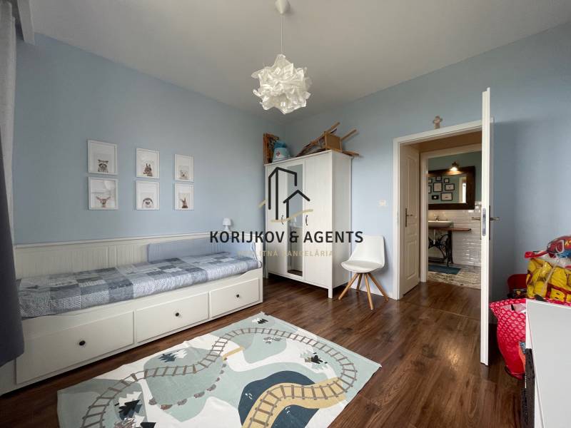 PREDAJ, 3 izb. byt v novostavbe PANORÁMA, 5 min. od AUPARKU - Detská izba s posteľou, skriňou a hračkami v 3-izbovom byte na ulici Borievkova.