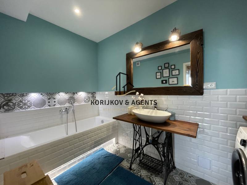 PREDAJ, 3 izb. byt v novostavbe PANORÁMA, 5 min. od AUPARKU - Kúpeľňa s vaňou a zrkadlom na ulici Borievkova, súčasť 3-izbového bytu.