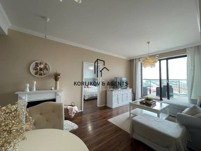 PREDAJ, 3 izb. byt v novostavbe PANORÁMA, 5 min. od AUPARKU - Obývačka 3-izbového bytu na ulici Borievkova, svetlá miestnosť s výhľadom a dekoráciami.