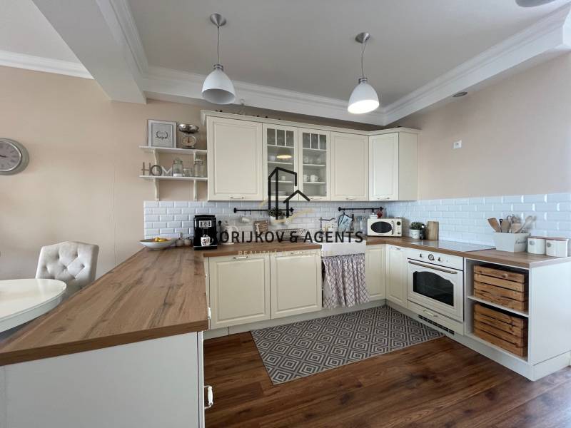 PREDAJ, 3 izb. byt v novostavbe PANORÁMA, 5 min. od AUPARKU - Kuchyňa s drevenými prvkami, bielymi skrinkami a keramickými obkladačkami v 3-izbovom byte na ulici Borievkova.