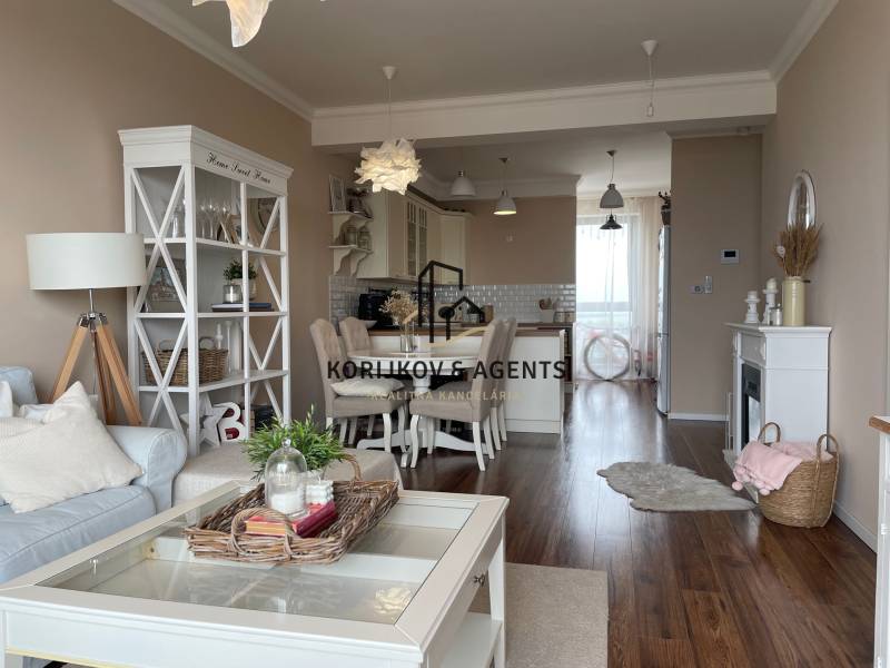 PREDAJ, 3 izb. byt v novostavbe PANORÁMA, 5 min. od AUPARKU - Obývacia izba s jedálňou v 3-izbovom byte na ulici Borievkova, útulné prostredie.