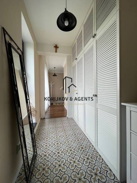 PREDAJ, 3 izb. byt v novostavbe PANORÁMA, 5 min. od AUPARKU - Chodba 3-izbového bytu na ulici Borievkova s keramickou dlážbou a veľkým zrkadlom.