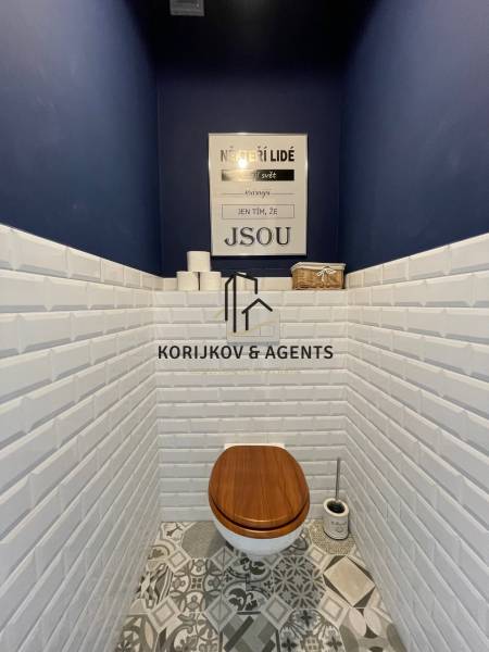 PREDAJ, 3 izb. byt v novostavbe PANORÁMA, 5 min. od AUPARKU - Toaleta s tmavomodrými stenami, bielymi obkladmi a dekoratívnymi dlaždicami, Borievkova ulica, 3-izbový byt.