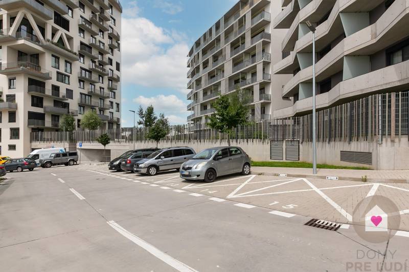 BA IV-Prenájom moderného zariadeného 1i bytu v novostavbe Čerešne - Parkovisko pri bytových domoch na Polianok v Bratislave - Dúbravke.