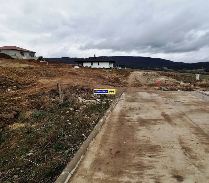 Pozemok na predaj v Lubine: Slnečný svah s výhľadom na krajinu - Pozemok na bývanie v obci Lubina pri Novom Meste nad Váhom so spevnenou cestou.