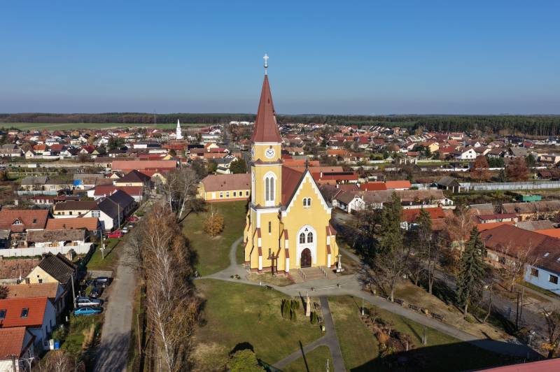Studienka – Spoluvlastnícke podiely na stavebných pozemkoch - Kostol obklopený domami vo vidieckej časti Studienky, ideálne pre Pozemky - bývanie.