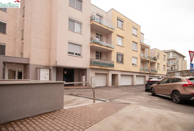 Predáme krásny Veľký 2 izb byt na Kolibe  - Bytový dom na ulici Na pažiti, Bratislava - Nové Mesto, s parkoviskom a balkónmi.