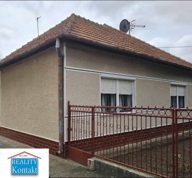 Predáme 4- izb. rodinný dom - RADAVA - REZERVOVANÝ! - Rodinný dom v Radave na Hlavnej ulici s červenou strechou a bielymi okenicami.