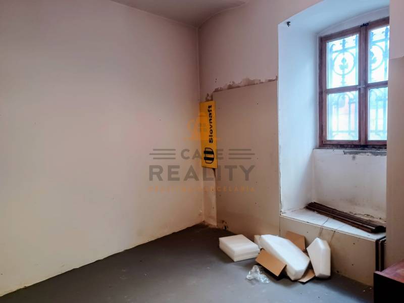 Na prenájom nebytový priestor o výmere 59 m², Bratislava, Štúrova - Priestor s plastmi a škatulami, s oknom s mrežami, v obchodných priestoroch.