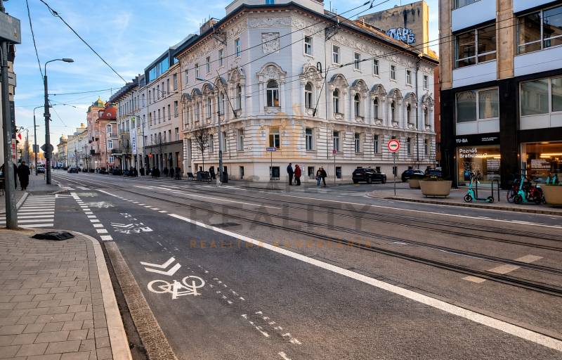 Na prenájom nebytový priestor o výmere 59 m², Bratislava, Štúrova - Ulica Štúrova v Bratislave - Historické jadro s obchodnými priestormi a električkovými koľajami.