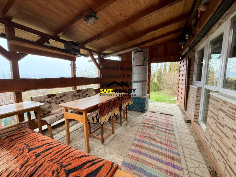 Záhradná chatka, Žilina - Dubeň - Chata v Žiline s dreveným sedením, kozubom a výhľadom na prírodu.