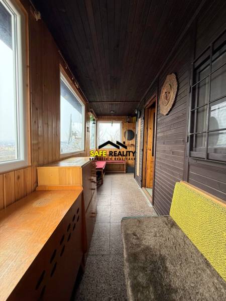 Záhradná chatka, Žilina - Dubeň - Chata s dreveným dekorom, útulným nábytkom a veľkými oknami pre výhľad do prírody.