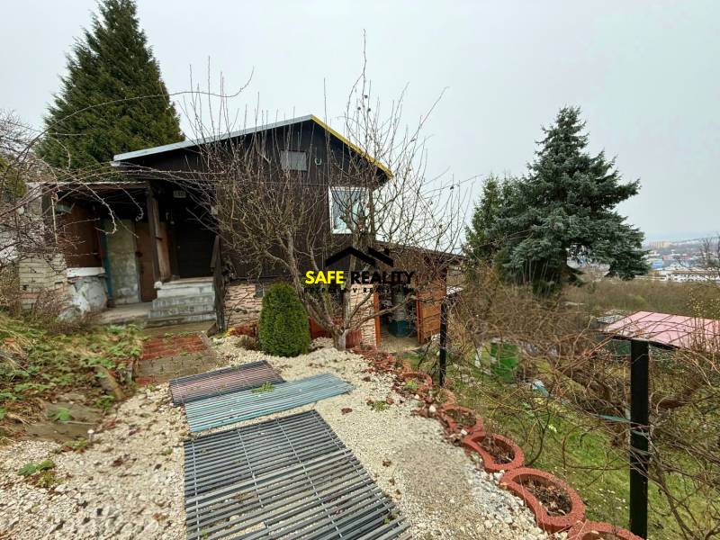 Záhradná chatka, Žilina - Dubeň - Chata v Žiline obklopená zeleňou s výhľadom na mesto.