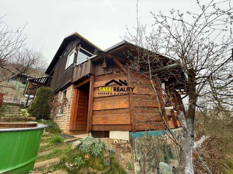 Záhradná chatka, Žilina - Dubeň - Chata pri Žiline so schodmi, dreveným obkladom a blízkosťou prírody.