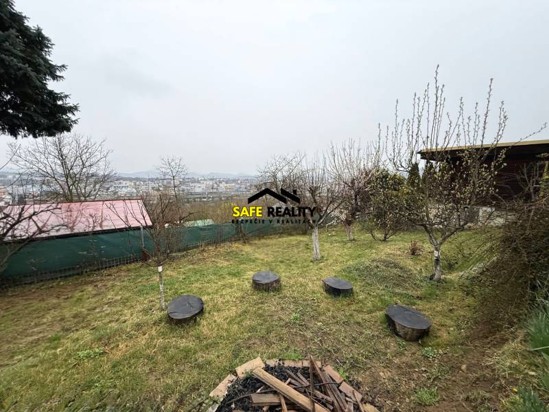 Záhradná chatka, Žilina - Dubeň - Záhrada pri chate v Žiline s výhľadom na mesto a stromy.