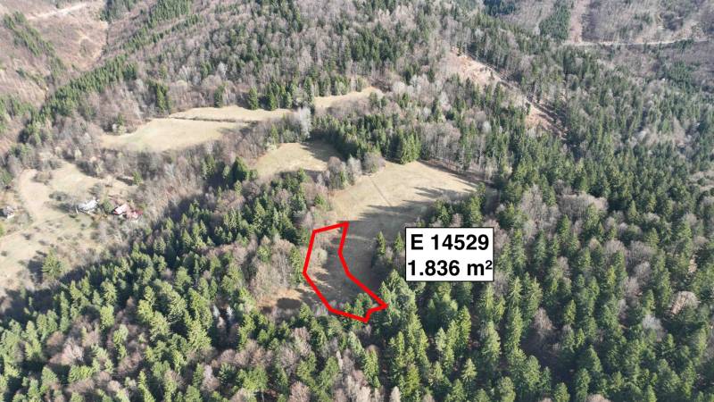 Lazy pod Makytou – Rekreačný pozemok na chatku / mobilný domček - Letecký pohľad na poľnohospodárske a lesné pozemky v Lazoch pod Makytou.